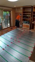床暖施工<br />
戸建ての床はボンドとくぎ打ちの併用で施工されています。<br />
床の貼替の際はボンドが床暖パネルを痛めてくれます。<br />
ここばかりは細心の注意を払っても駄目にする可能性大！！なので・・・見積もり時から床暖パネル入替を含む提案をさせていただき施工にのぞみました。<br />
しかし奥の収納の重い事。重い事。半分に分けても二人でギリギリの重さでした。<br />
背筋力200ｋｇはあったのに・・・今では・・・( ；∀；)
