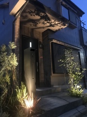 夜のアプローチ。<br />
玄関の軒裏に映る、植栽の陰影が立体的でとても上品なイメージです。<br />
LEDランプですので、電気代はほとんど気になりませんし、防犯上も大きなメリットがあります。