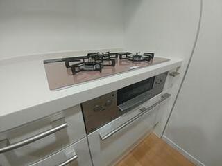 ガラストップコンロ リンナイ リッセ<br />
自動調理機能搭載のグリルは簡易オーブンとしての機能を有しています。