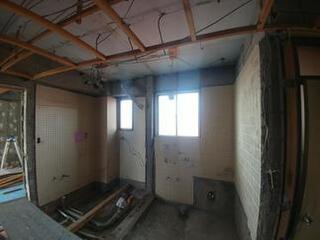 施工中（解体後）<br />
洗面と浴室のスペースを広げる為、間仕切壁の撤去を行いました。