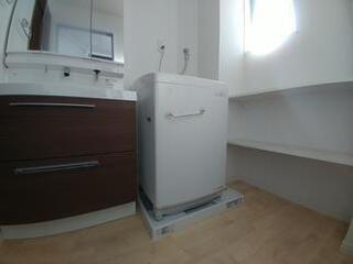 洗濯機パンと収納棚（2段固定棚）の新設