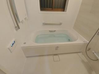 キレイ浴槽（クレリアパール）<br />
お湯が青くキラキラして綺麗ですね～！<br />
もちろんサーモバスS搭載です。