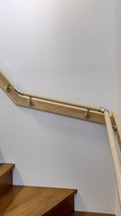 選定部材<br />
・大建工業:システム手摺35型(抗菌仕様)<br />
・TOTO:枠取付出隅用持ち出しブラケット