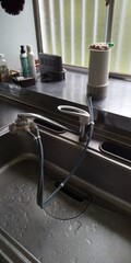 これで、水栓もしっかり取り付けられます。<br />
元々あった浄水器を吐水口に接続して完了です。