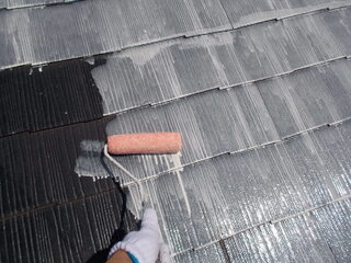 屋根にサーモアイＳｉを塗っていきます。