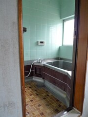 タイル壁のハーフユニットの<br />
浴室のお手入れに<br />
お客様は悩まれていました。