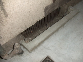 建物の床下換気口は、雨水が床下に侵入しないように土手をつくりました